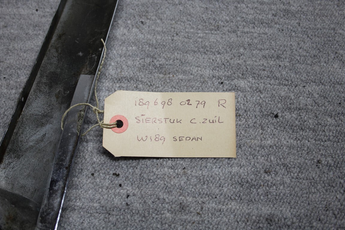 Sierstuk C zuil rechts