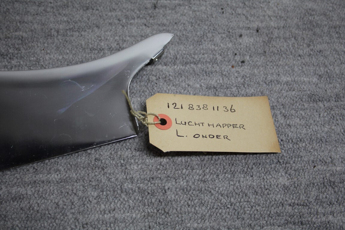 Siervleugel voorfront Links onder