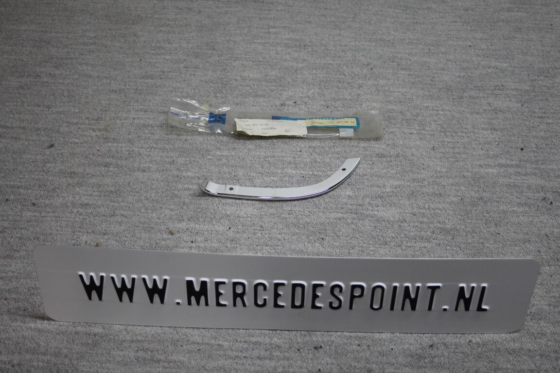 Sierstrip boven koplamp Links