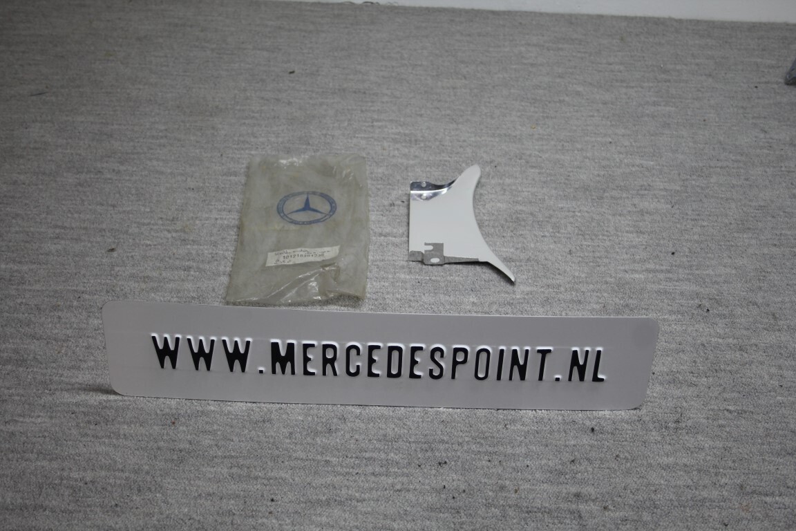 Siervleugel voorfront rechts onder