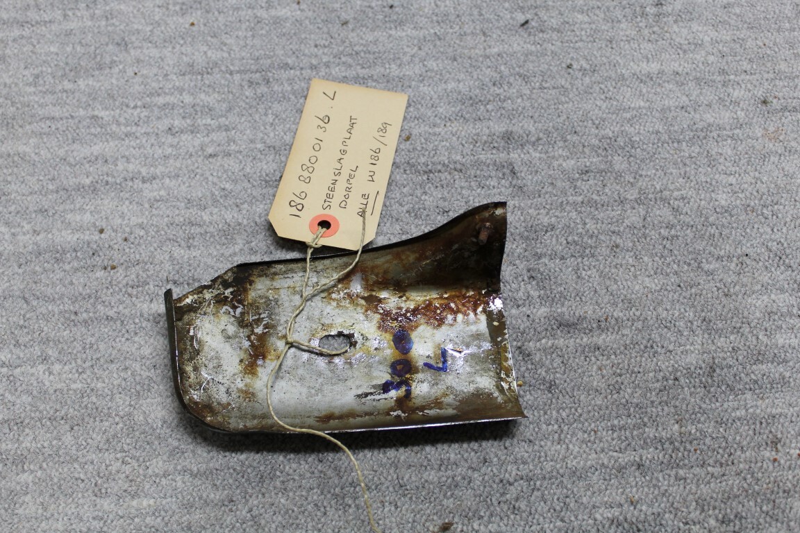 Steenslagplaat voor het achterscherm Links Steenslagplaat voor het achterscherm Links