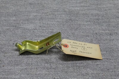 Scharnier motorkap aan body rechts