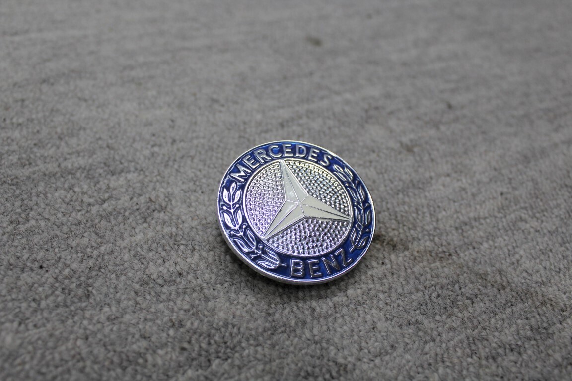 Motorkap embleem R107