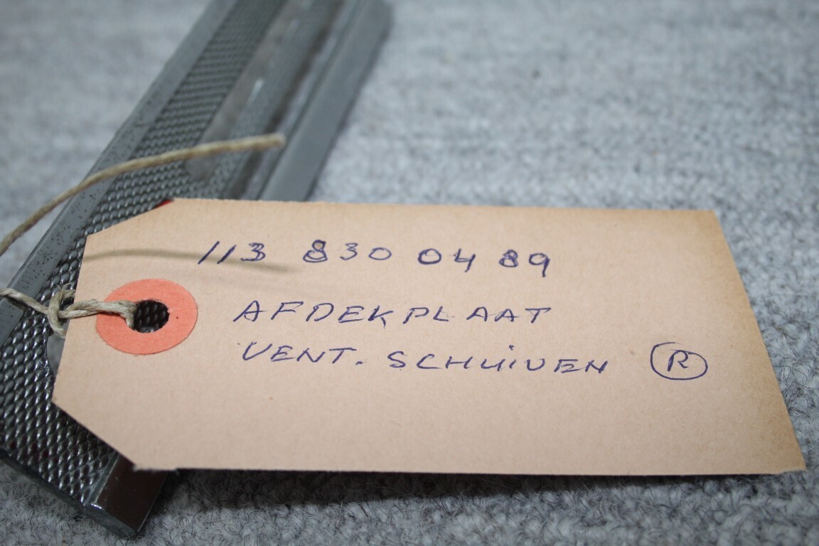 Afdekplaat ventilatieschuiven rechts Afdekplaat ventilatieschuiven rechts