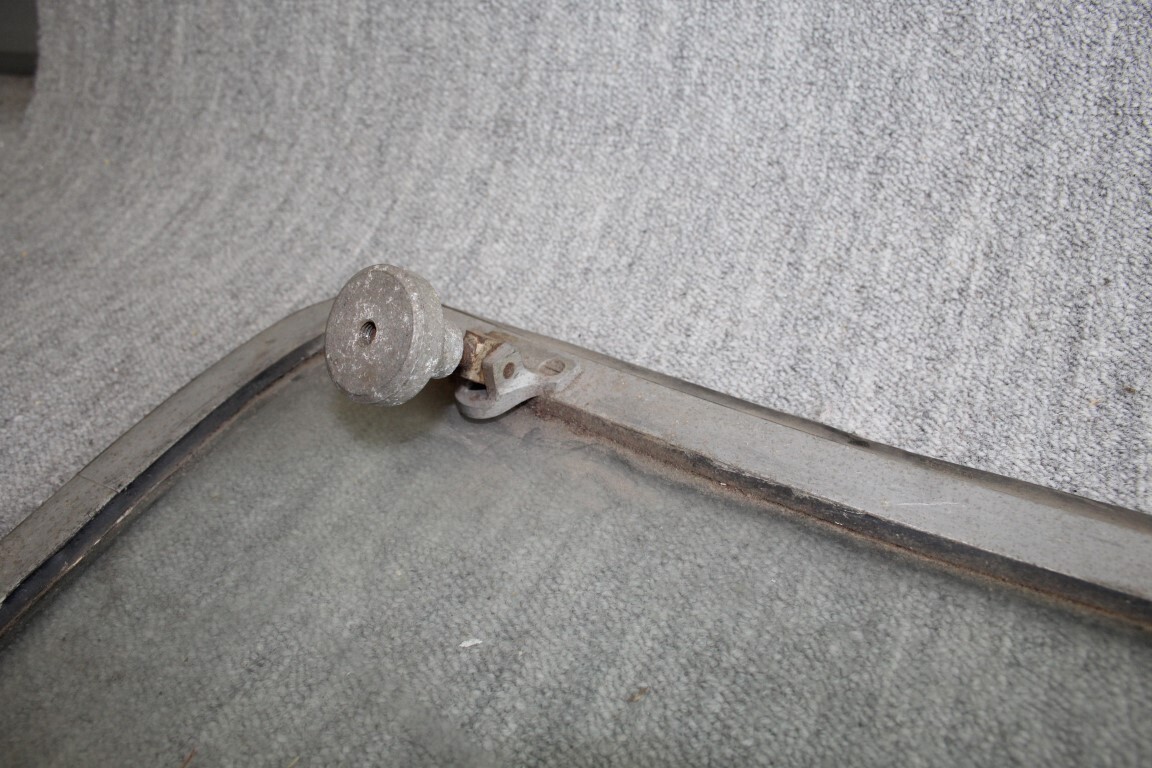 Voorruit met uitstelmechaniek