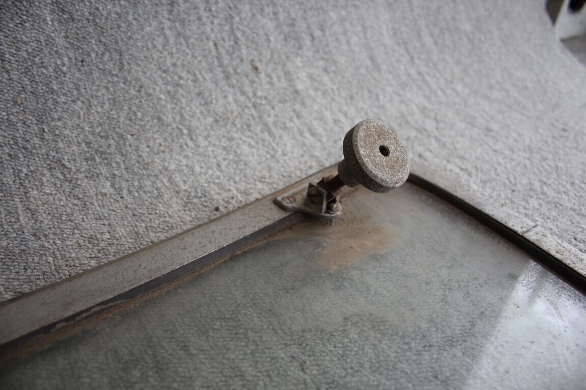 Voorruit met uitstelmechaniek