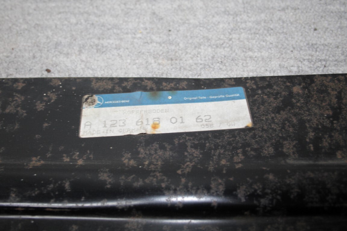 Kofferbodemplaat links