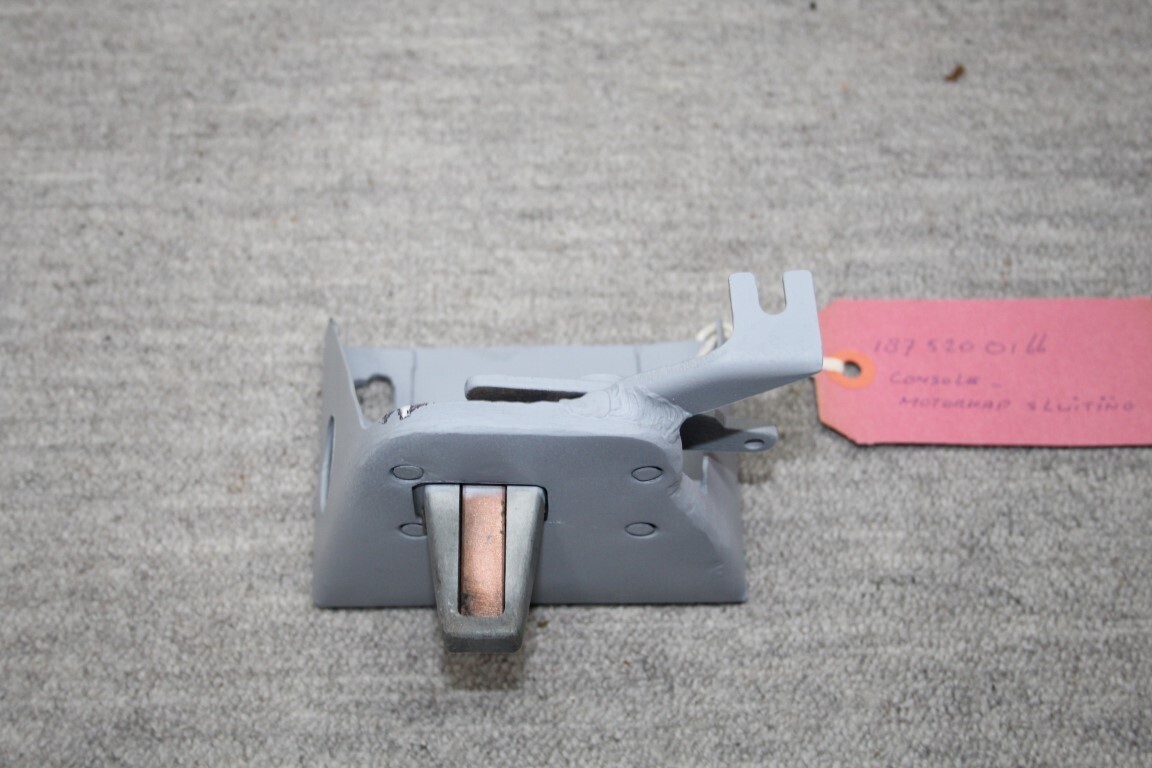 Console motorkap sluiting