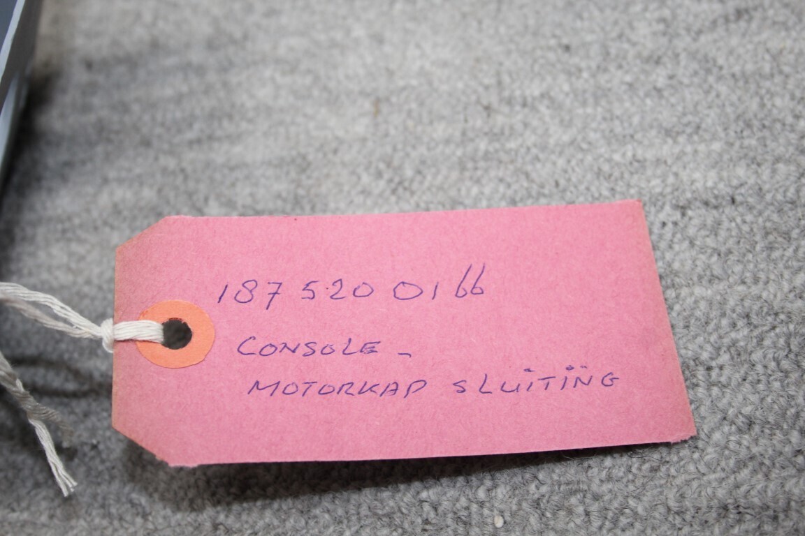 Console motorkap sluiting