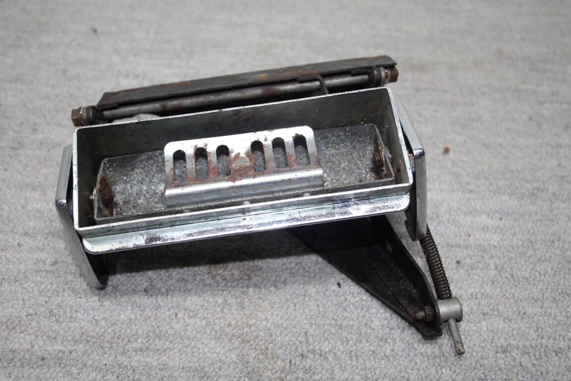 Asbak met zwenk beugel