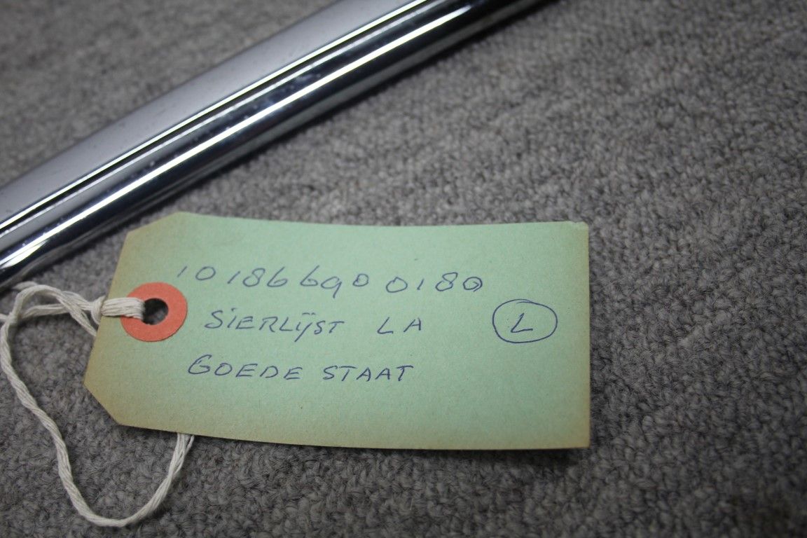 Sierlijst links achter