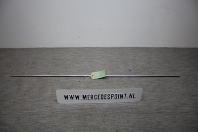 Middelste sierlijst achter scherm links