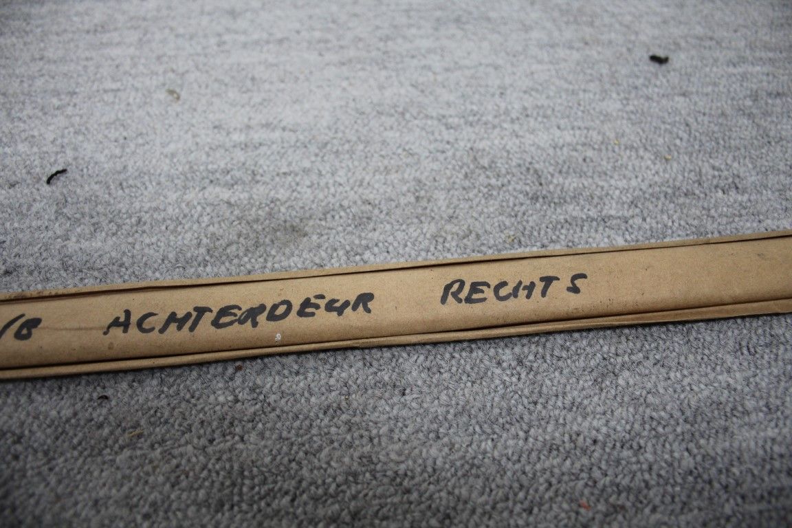Achterdeur strip rechts (NOS) Achterdeur strip rechts (NOS)