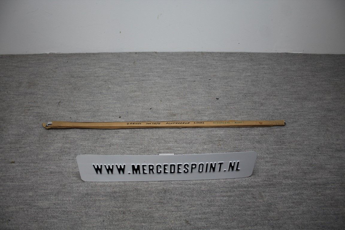 Achterdeur strip links (NOS) Achterdeur strip links (NOS)