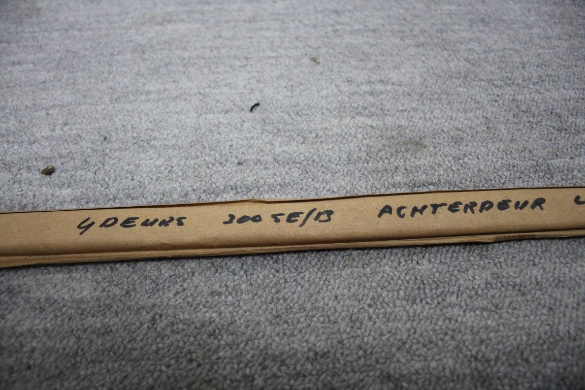 Achterdeur strip links (NOS) Achterdeur strip links (NOS)