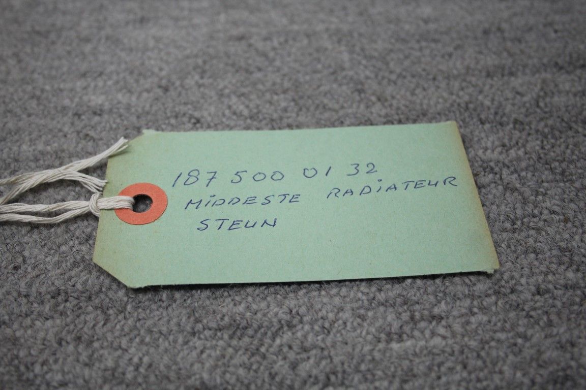 Middelste radiateur steun Middelste radiateur steun