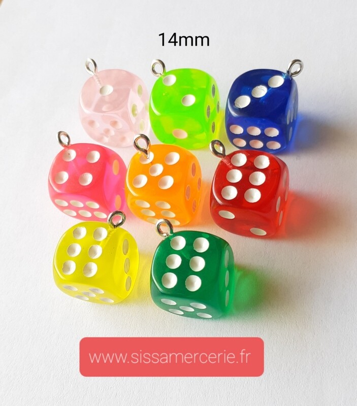 Pendentif " dé " en résine / 8 couleurs