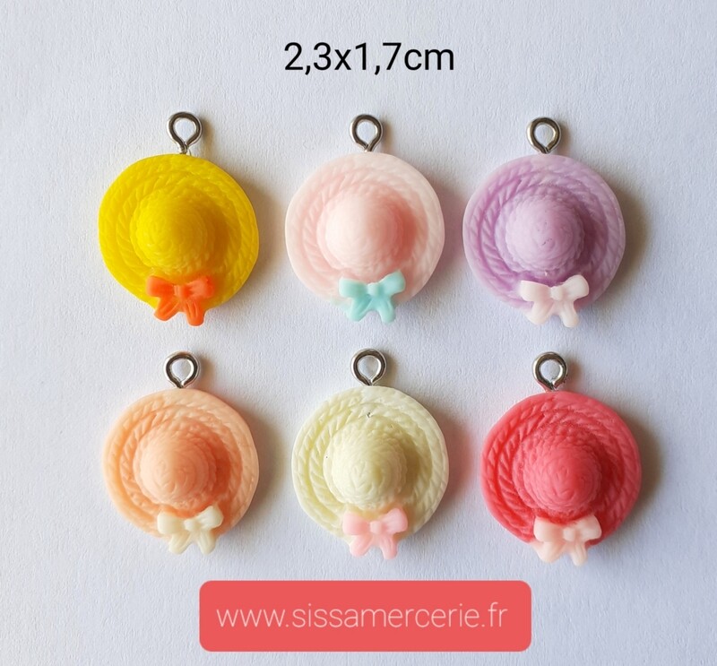 Pendentif / breloque chapeau en résine
