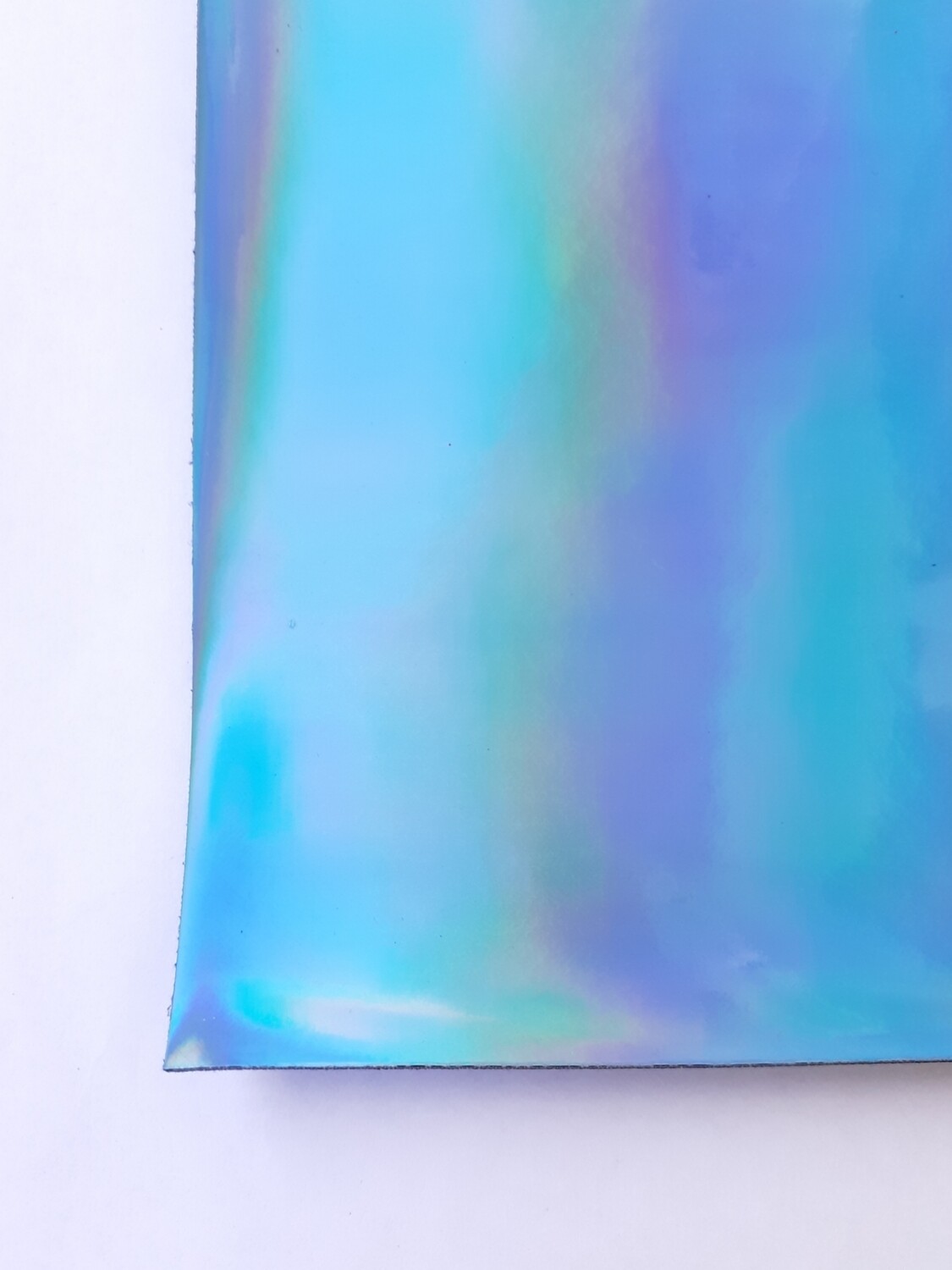 Feuille A4 simili cuir brillant holographique bleu clair