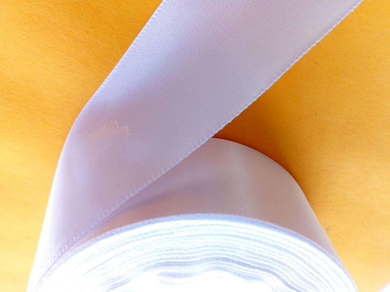 22,86 mètres ruban satiné 40mm blanc