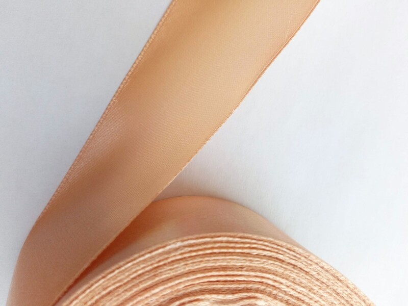 22,86 mètres ruban satiné 40mm beige/doré 