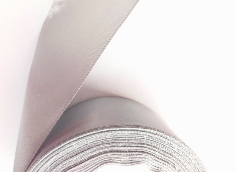 22,86 mètres ruban satiné 40mm gris clair 