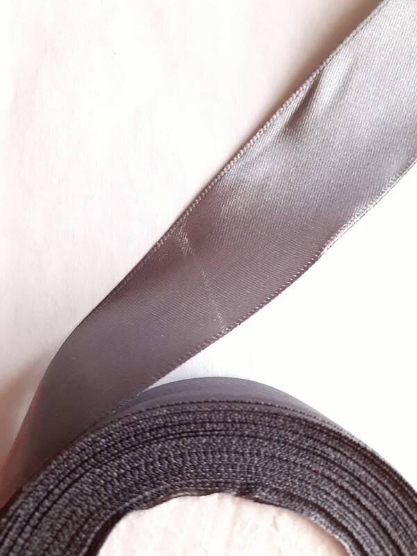 22,86 mètres ruban satiné 40mm gris foncé 