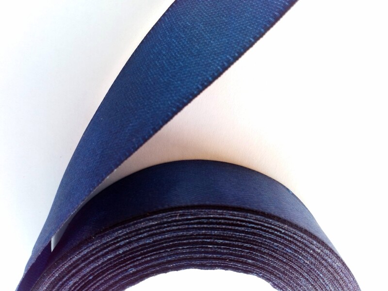 22,86 mètres ruban satiné 25mm bleu marine
