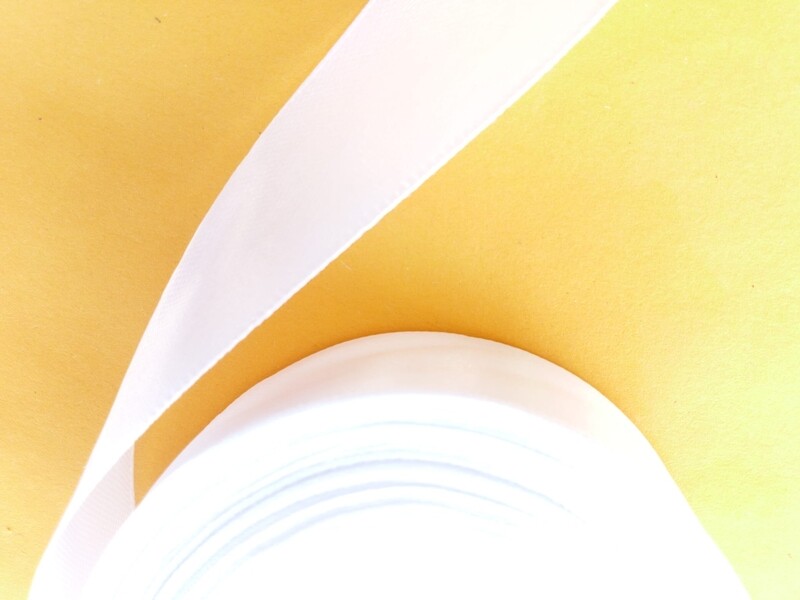 22,86 mètres ruban satiné 25mm blanc