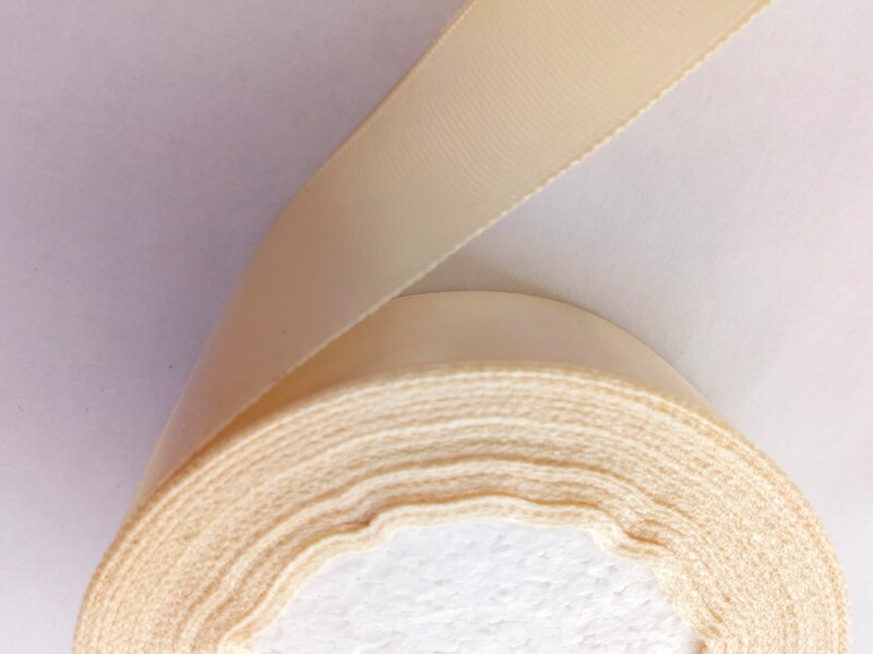 22,86 mètres ruban satiné 25mm écru