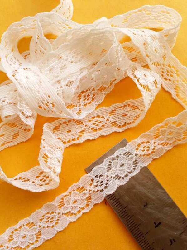 4 mètres dentelle élastique motif fleur 1,5cm blanc cassé
