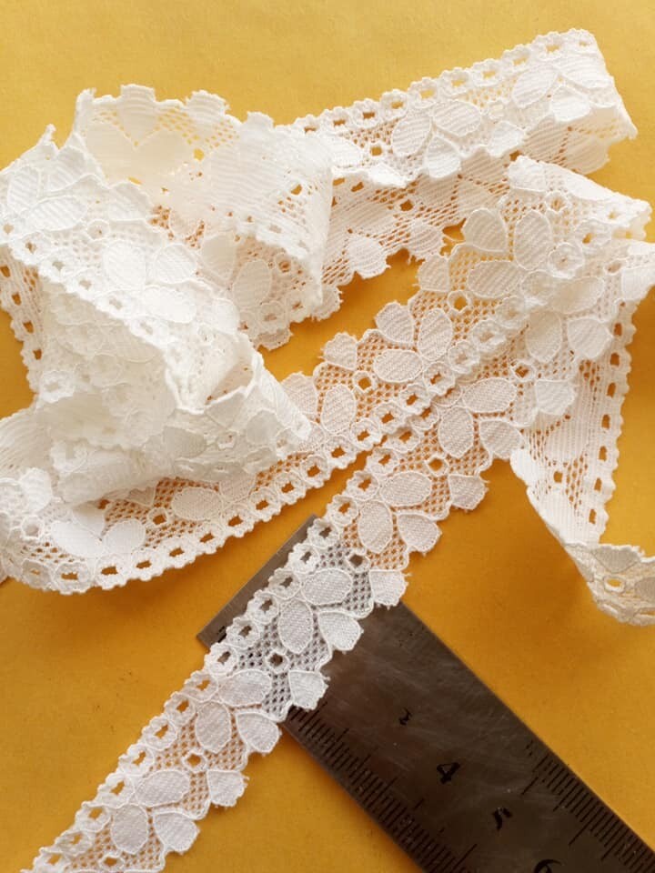 4 mètres dentelle élastique fleur 2cm blanc cassé