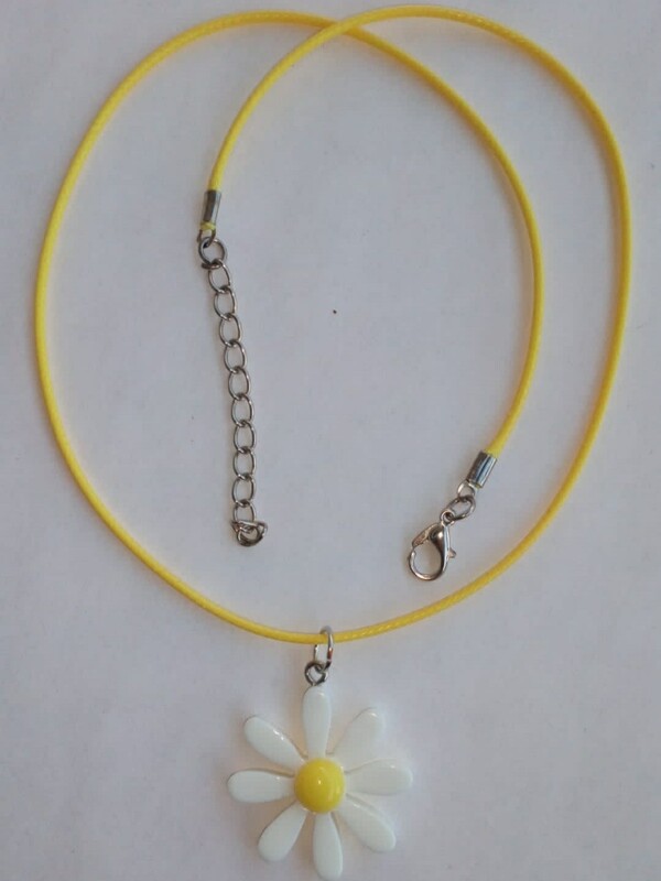 Collier pendentif fleur blanche