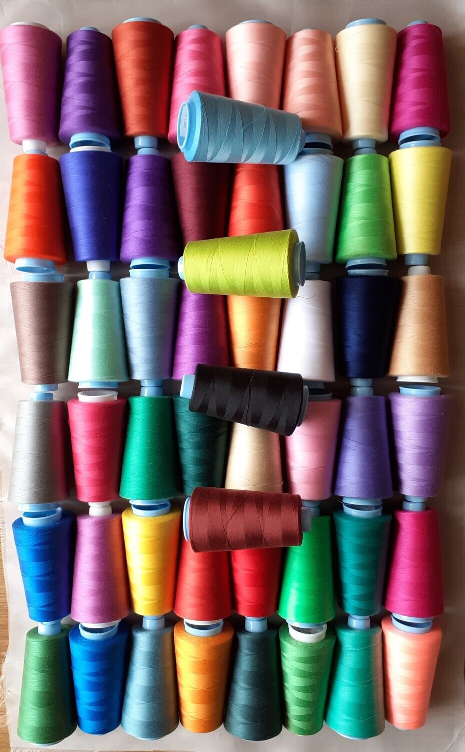 Lot de 52 bobines / cône de fil 100% polyester 3000 yards