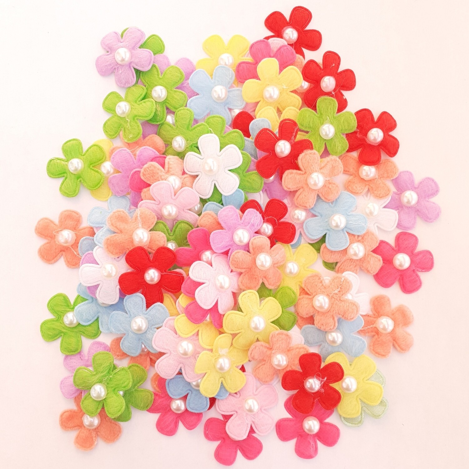 18 fleurs en feutrine avec demi perles