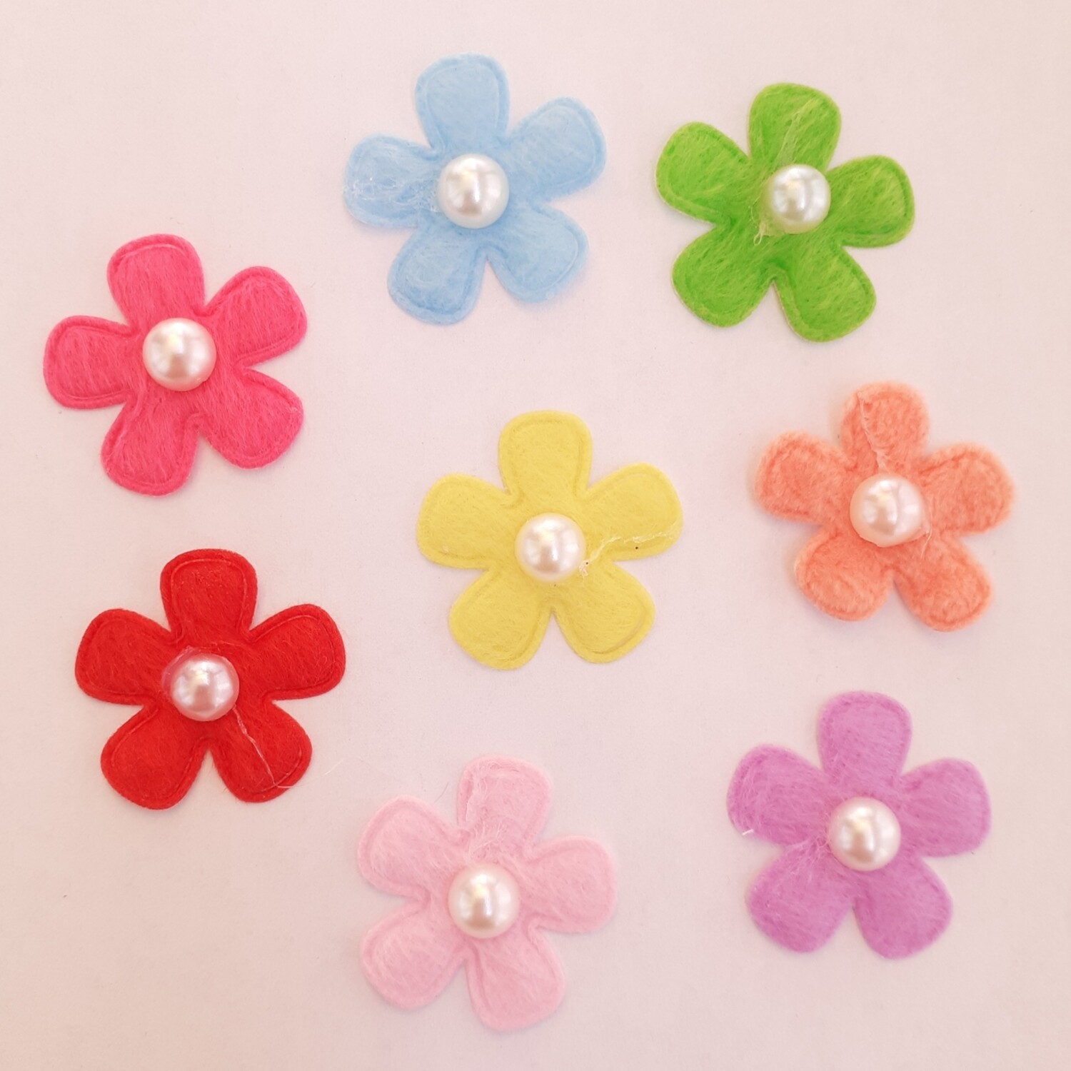 100 fleurs en feutrine avec demi perles