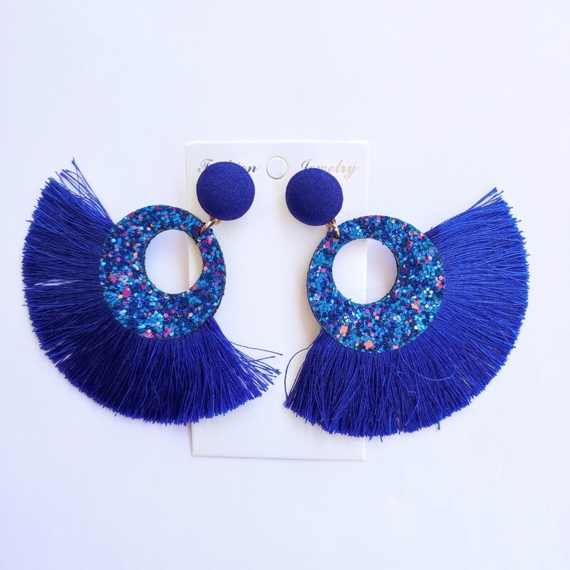 Une paire boucles d'oreilles 7.9x8cm avec paillette et franges/10 couleurs