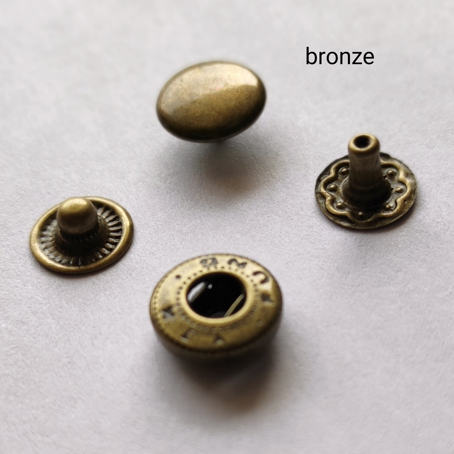 10 rivets (boutons pressions) 10mm /4 couleurs