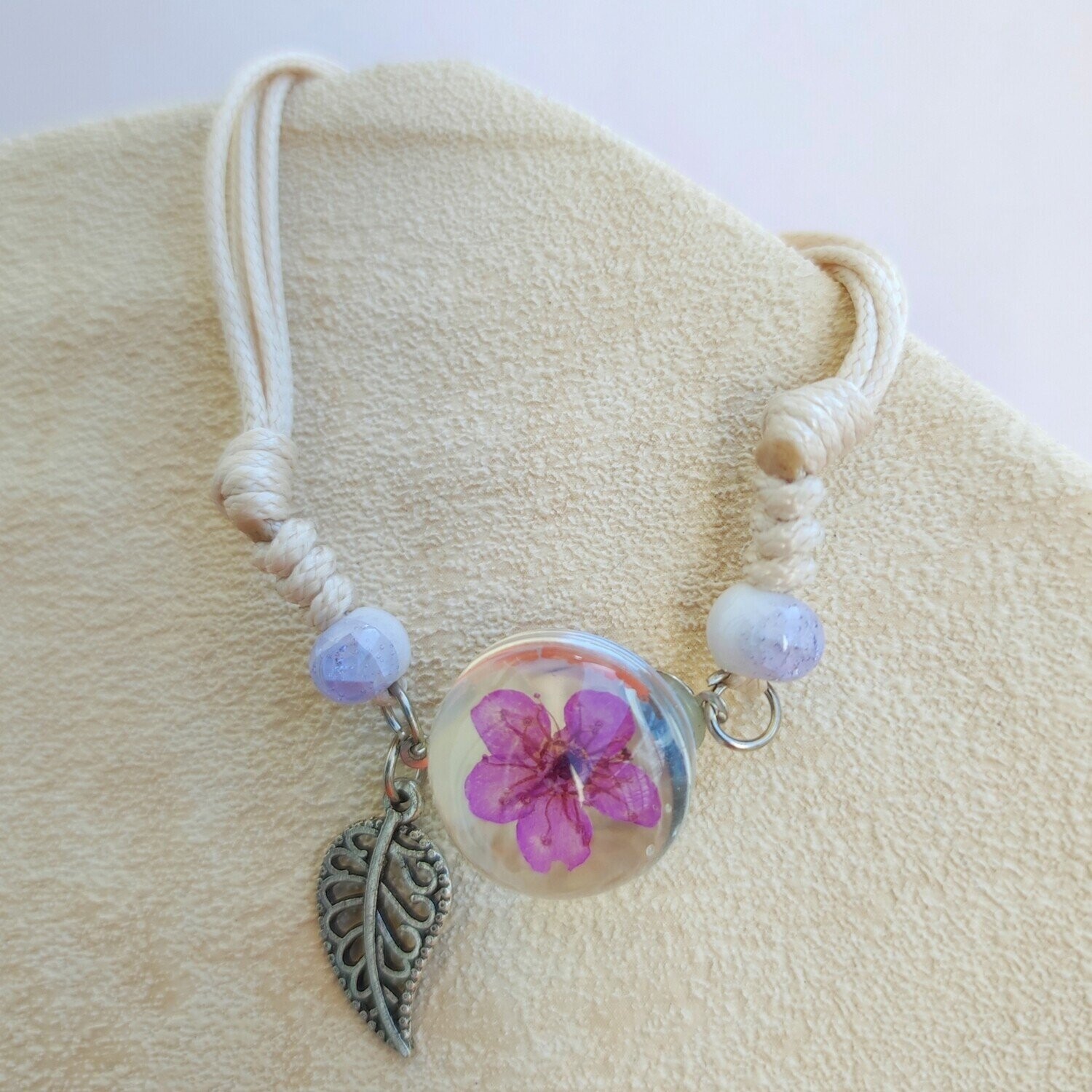 Bracelet floral boule de verre fleur mauve