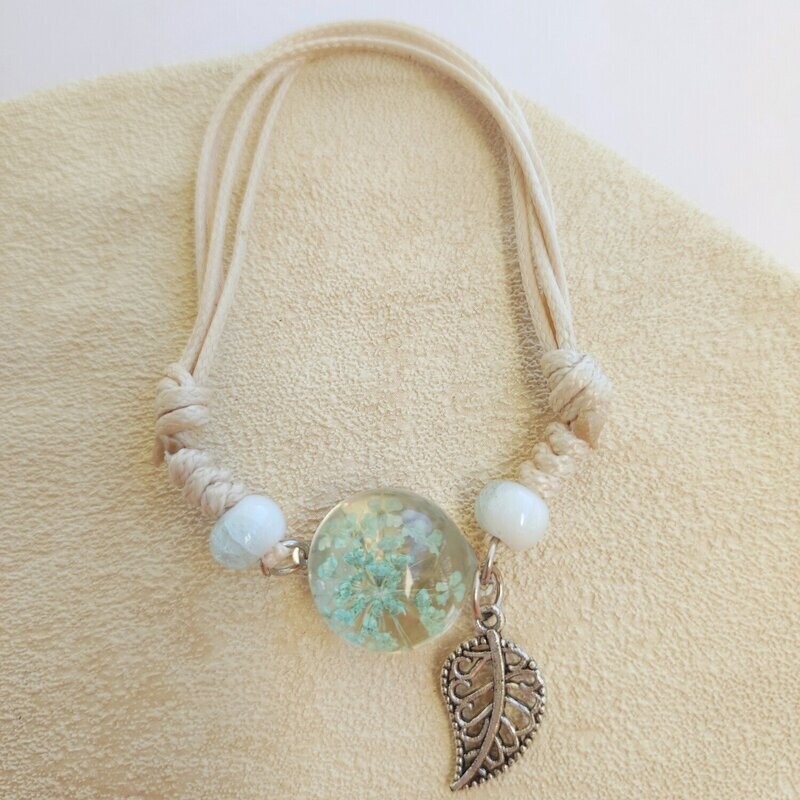 Bracelet floral boule de verre fleur bleu clair