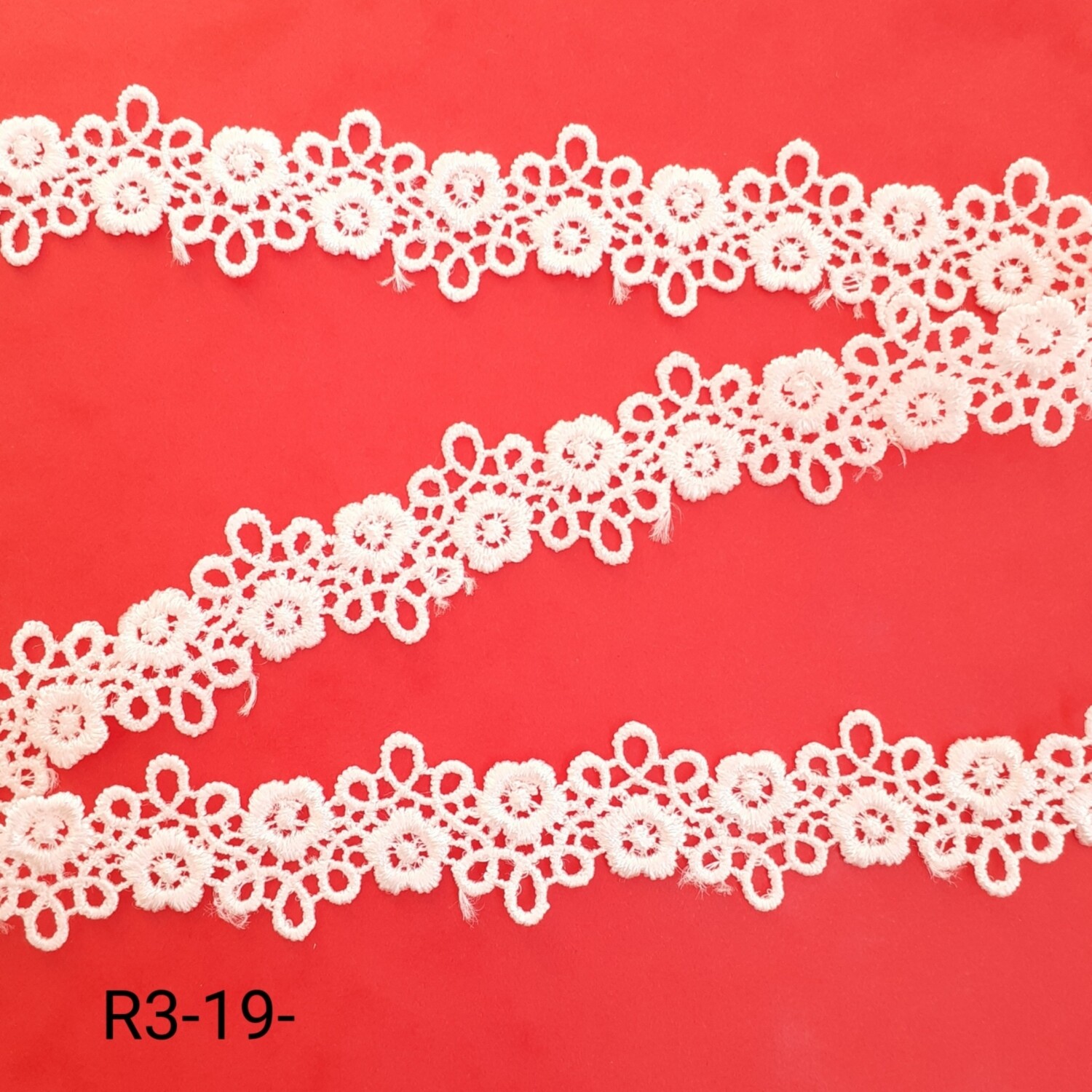 Dentelle petite fleur , coupon de 0,90 mètres 