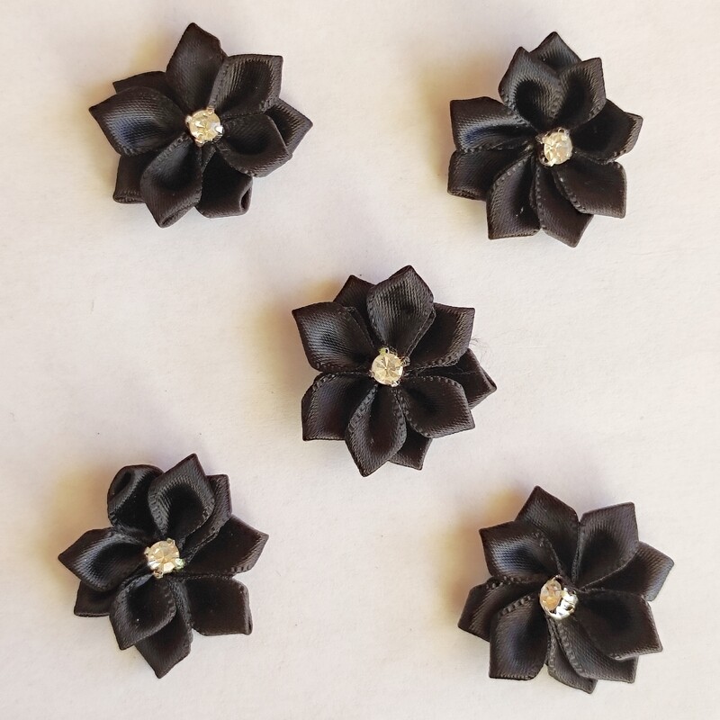 5 fleurs satinées avec strass 2,5cm , noir