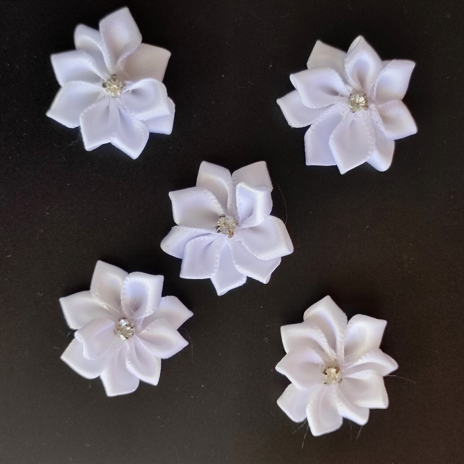 5 fleurs satinées avec strass 2,5cm , blanc