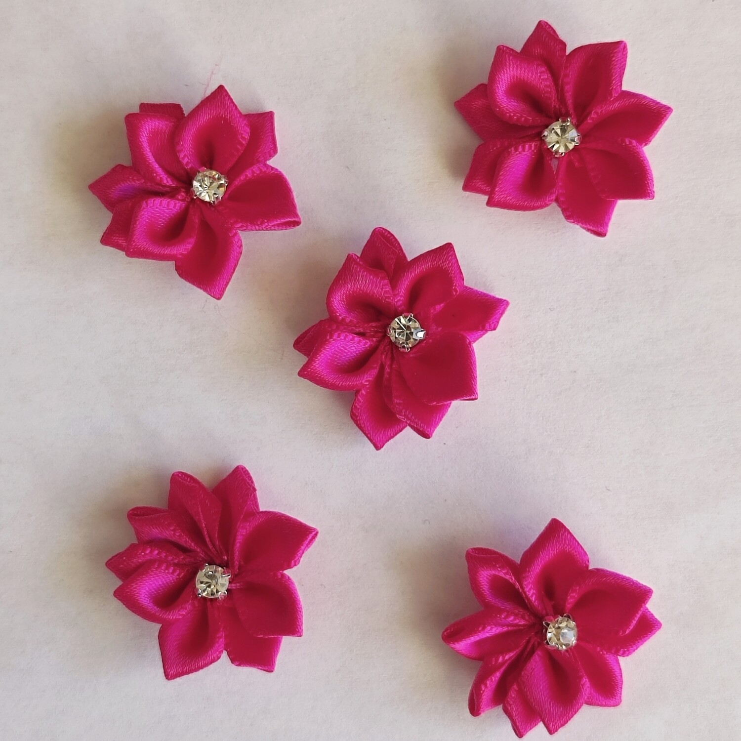 5 fleurs satinées avec strass 2,5cm , fushia 