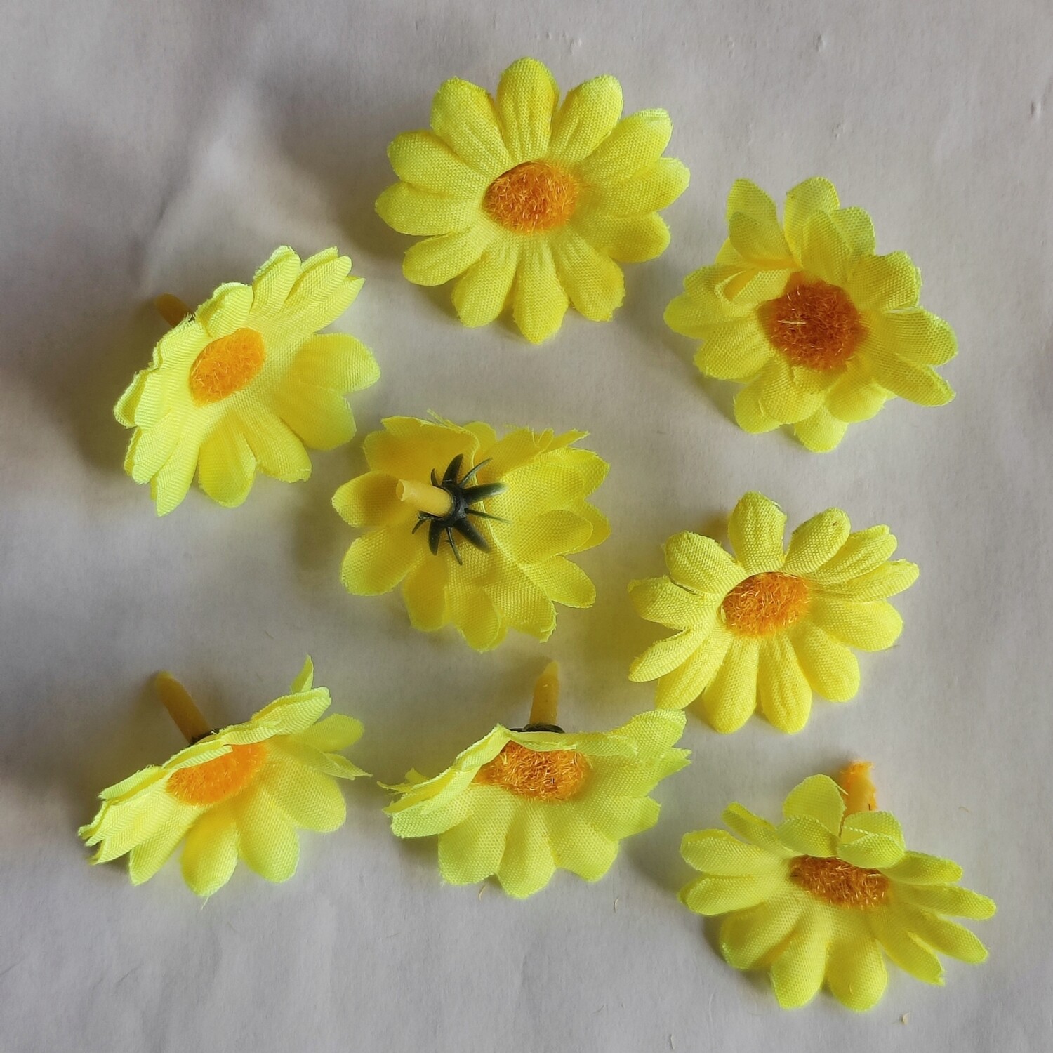 8 fleurs artificielles 4 cm jaune