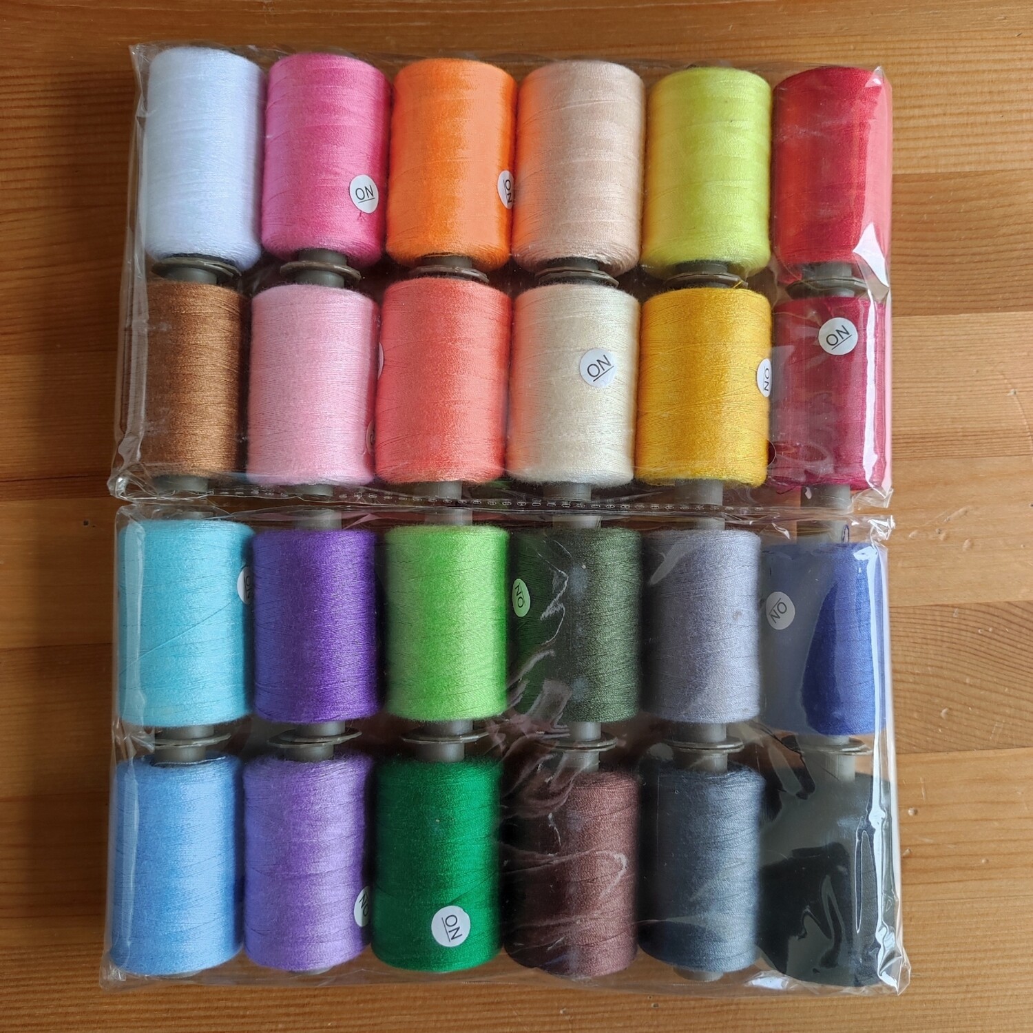 24 bobines n°40/2 100% polyester de 914 mètres 24 bobines n°40/2 100% polyester de 914 mètres