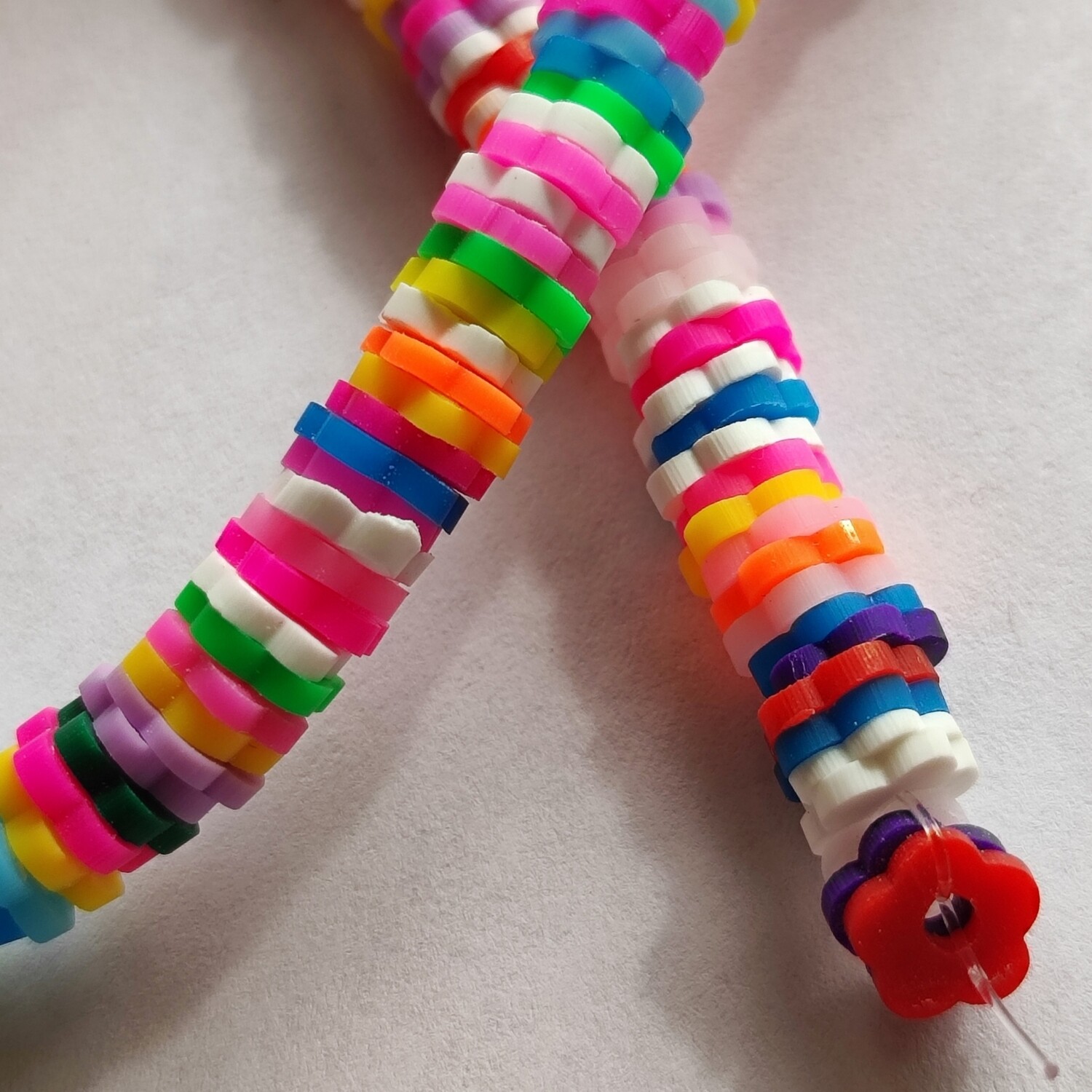 40 cm perles fleurs multicolores 6x 1mm