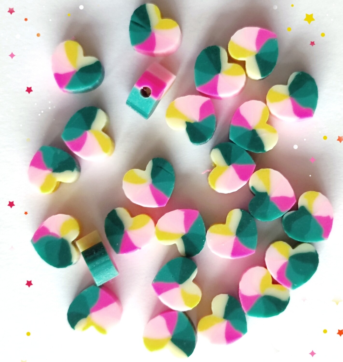 10 perles coeur rose/jaune/vert foncé 1cmx4mm