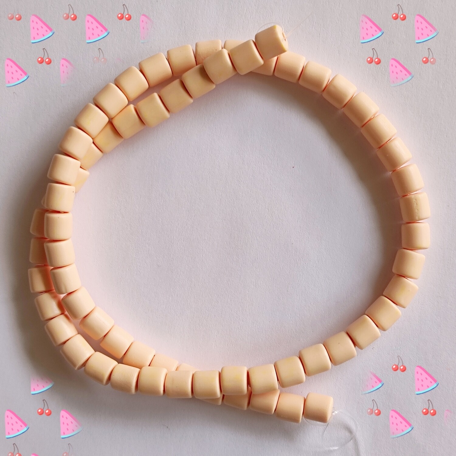 65 perles 6x6mm beige