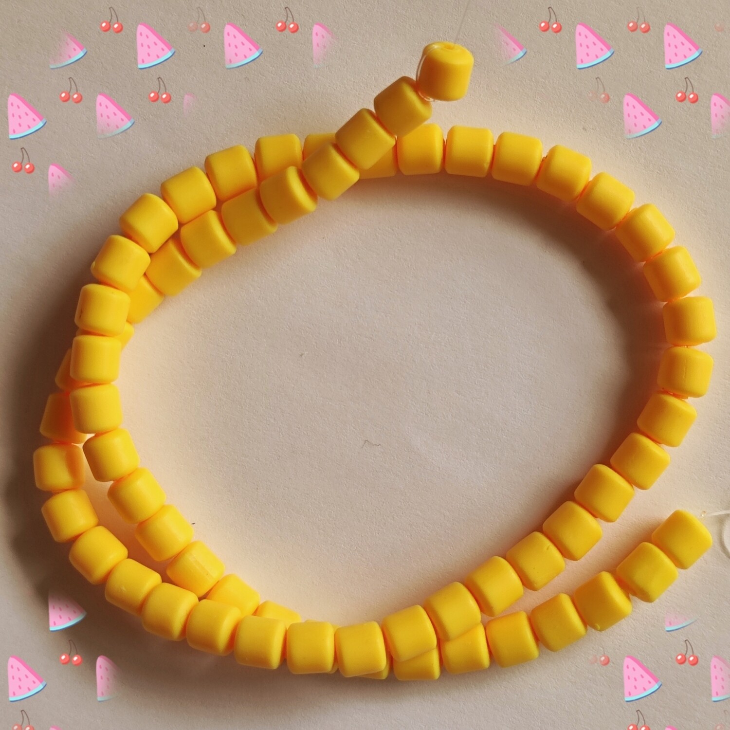 65 perles 6x6mm jaune foncé 